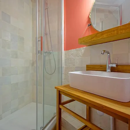 Beautiful Bright Near The Marais Apartment *