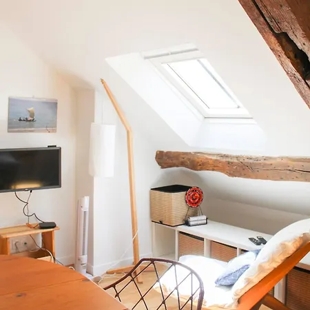 Bright Just Steps From The Marais Apartment *